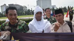 Sejumlah peserta yang memperingati Hari Pahlawan mengenakan baju pejuang dan menyerupai tokoh pahlawan di Lapangan Simpanglima, Semarang, Kamis (10/11). Aksi dalam bentuk pawai ini bertujuan mengenang para pahlawan yang telah gugur. (Liputan6.com/Gholib) 