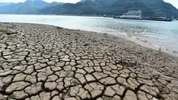 Dasar sungai yang kering terlihat setelah permukaan air turun di Sungai Yangtze, Yunyang, Kotamadya Chongqing, China, 16 Agustus 2022. Suhu tinggi yang tidak biasa dan kekeringan berkepanjangan mempengaruhi sebagian besar wilayah China, mengurangi hasil panen dan persediaan air minum. (Chinatopix Via AP)
