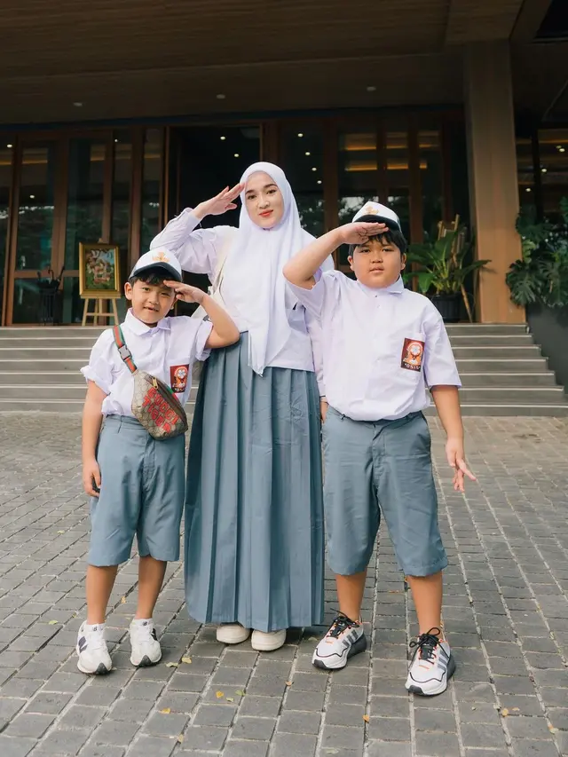 7 Potret Ririe Fairus Pakai Seragam SMA Bersama Buah Hati Ini Tuai Sorotan