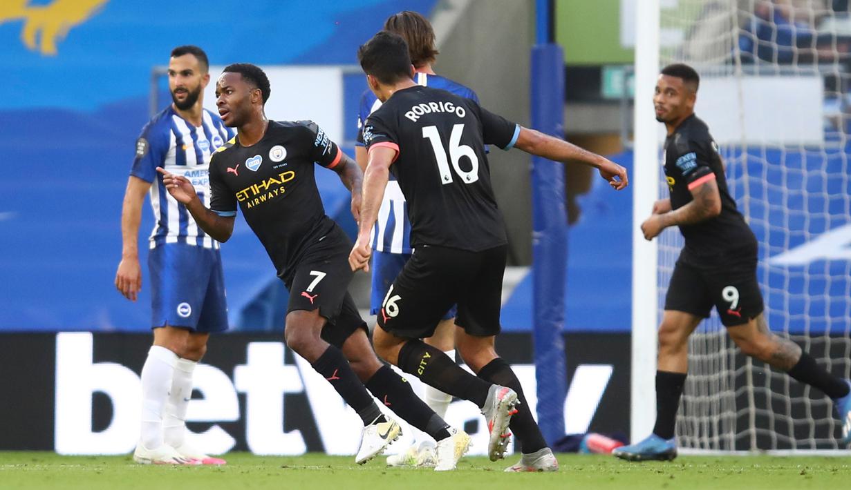 Penyerang Manchester City Raheem Sterling (kedua kiri) merayakan gol yang dicetaknya ke gawang Brighton and Hove Albion pada Pekan ke-35 Liga Inggris di stadion The American Express, Minggu (12/7/2020). Manchester City berpesta gol di markas Brighton. (Julian Finney/Pool via AP)
