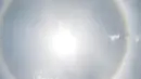 Fenomena halo matahari menghiasi langit  pusat kota Mexico City, Sabtu (7/7). Fenomena halo matahari terjadi karena pembiasan kristal es yang berada di sekitar matahari sehingga membentuk cincin pelangi yang mengelilingi matahari (AP/Moises Castillo)