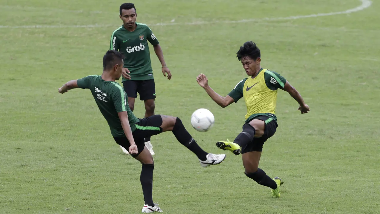 Pemain Timnas Indonesia U-22, Firza Andika, berusaha merebut bola. (Bola.com/Yoppy Renato)