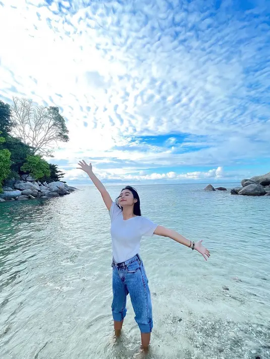 Wanita 23 tahun itu tampak begitu senang bermain air di pinggir pantai. Paras Cesen yang cantik dengan makeup natural membuat pesonanya kian terpancar. (Liputan6.com/IG/@ceseniy)