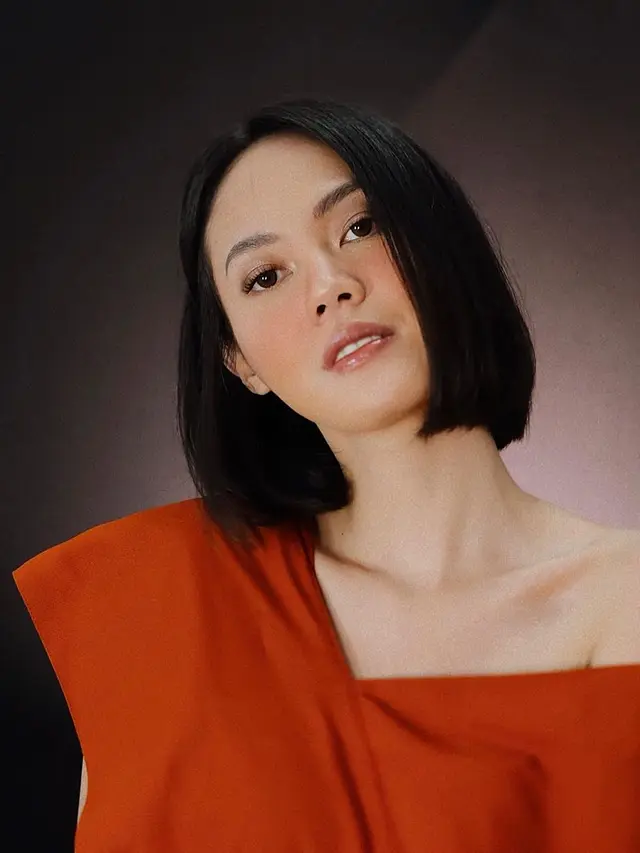 FOTO: Pesona Della Dartyan dengan Gaya Rambut Pendek Ini Makin Menawan