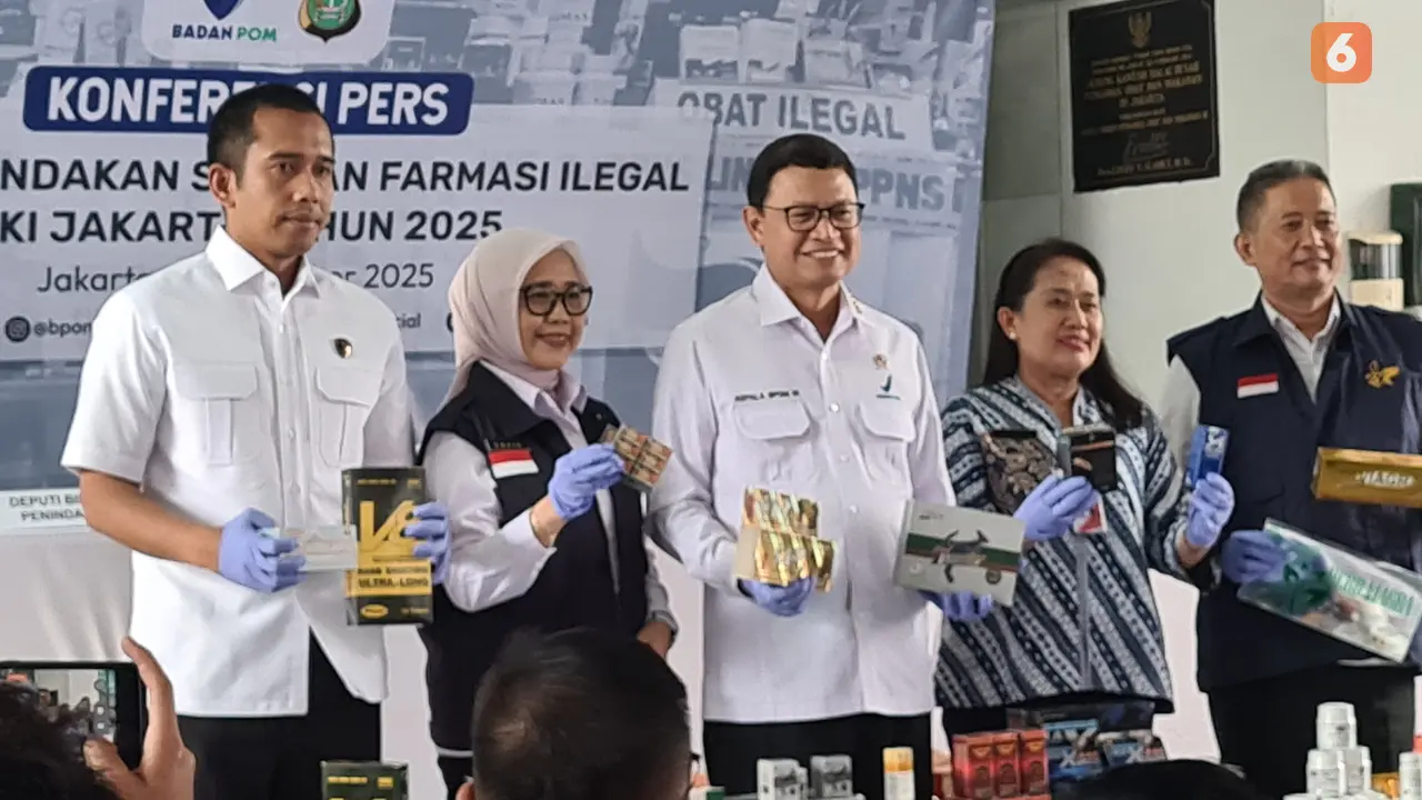Kepala BPOM Taruna Ikrar dalam konferensi pers "Hasil Penindakan Sediaan Farmasi Ilegal DKI Jakarta Tahun 2025" di Kantor Balai Besar POM, Jakarta Timur, Kamis (13/11/2025).