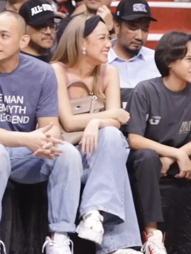 Bunga Citra Lestari saat nonton pertandingan basket.