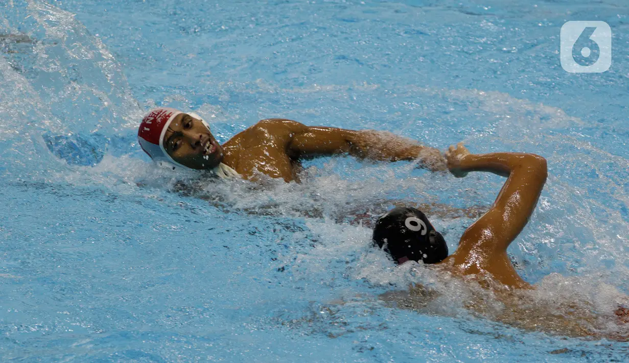Atlet polo air putra Indonesia, Rezza Aditya, berebut bola dengan atlet polo air Malaysia, Chin Jin, pada laga SEA Games 2019 di Aquatic Center, Clark, Filipina, Jumat (29/11/2019). Indonesia berhasil meraih emas perdana dari cabang polo air. (Bola.com/M Iqbal Ichsan)