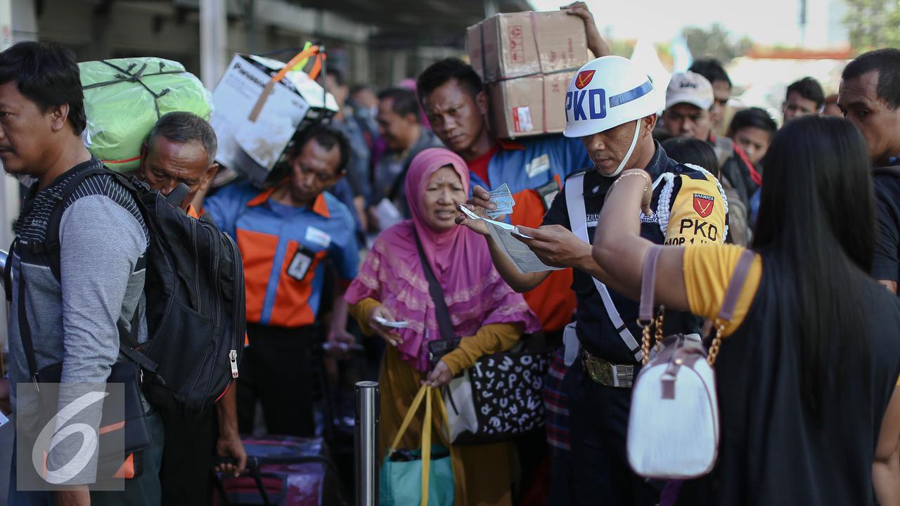 20160703-H-3 Pemudik Mulai Padati Stasiun Kereta Api Senen