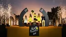 Egan Bernal (tengah) merayakan kemenangan dirinya sebagai juara Tour de France 2019 di atas podium Paris Champs-Elysees, Paris Prancis. (AFP/Jeff Pachoud)