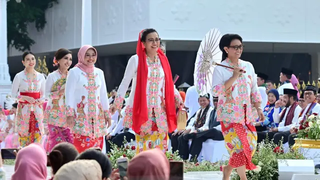 Aksi Para Pejabat Perempuan Berlenggak-lenggok di Catwalk Istana Berkebaya