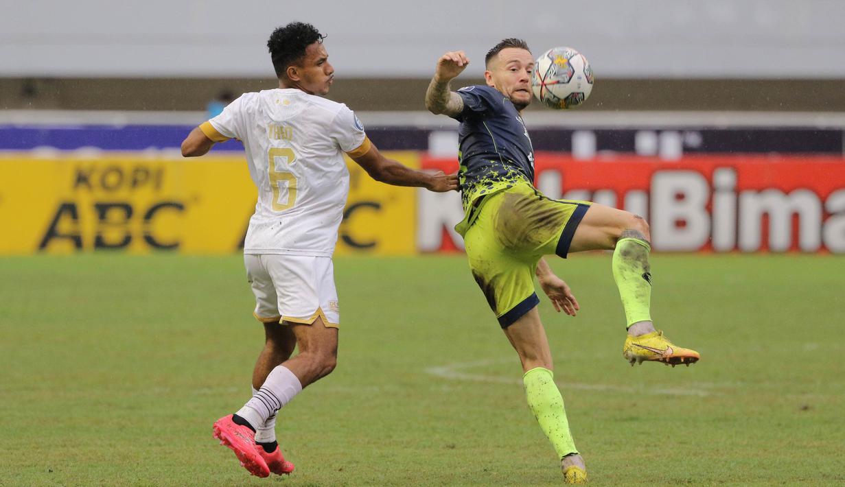 Pemain Persib Bandung, Marc Klok (kanan), berusaha mengontrol bola dibayangi pemain Dewa United, Theo Fillo BD Numberi, dalam pertandingan pekan ke-31 BRI Liga 1 2022/2023 melawan Dewa United yang berlangsung di stadion Pakansari, Cibinong, Senin (20/3/2023). (Bola.com/Ikhwan Yanuar)