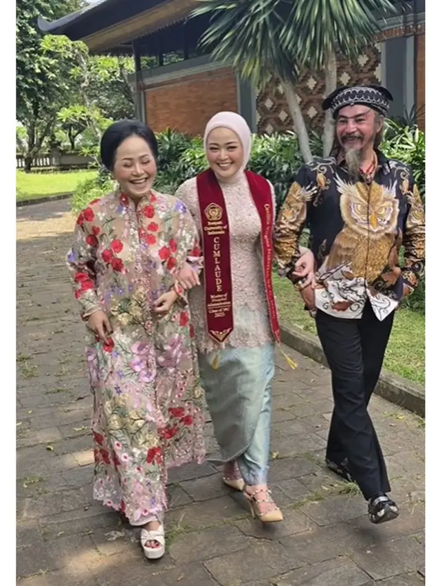 6 Potret Cecillia Gina Putri Limbad Lulus S2 MARS, Wisuda Dihadiri Keluarga