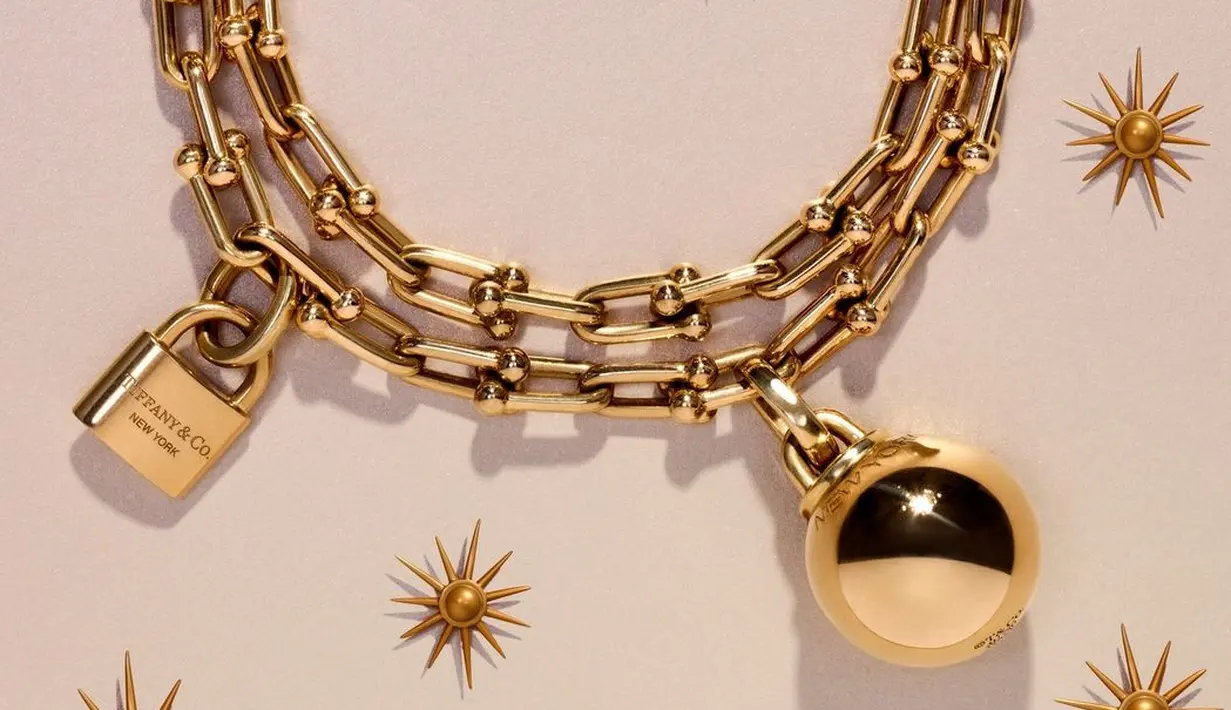 Ini dia kalung viral yang baru terlihat dikenakan Nagita Slavina. Kali ini, kalung 'Wrap Necklace' yang melingkar di lehernya berasal dari brand Tiffany & Co, memiliki harga Rp286.800.000. Foto: Instagram.