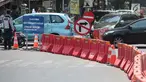 Petugas mengatur lalu lintas saat uji coba sistem satu arah di Jalan KH Wahid Hasyim, Jakarta, Selasa (9/10). Dalam uji coba tersebut, kendaraan dari arah Jalan Agus Salim dilarang berbelok menuju Jalan KH Wahid Hasyim. (Liputan6.com/Faizal Fanani)