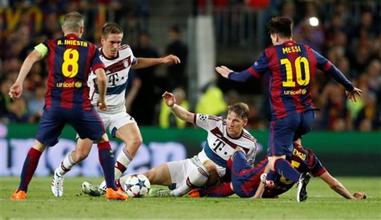 Aksi antara pemain Barcelona dan Bayern Muenchen. (AP Photo/Manu Fernandez)