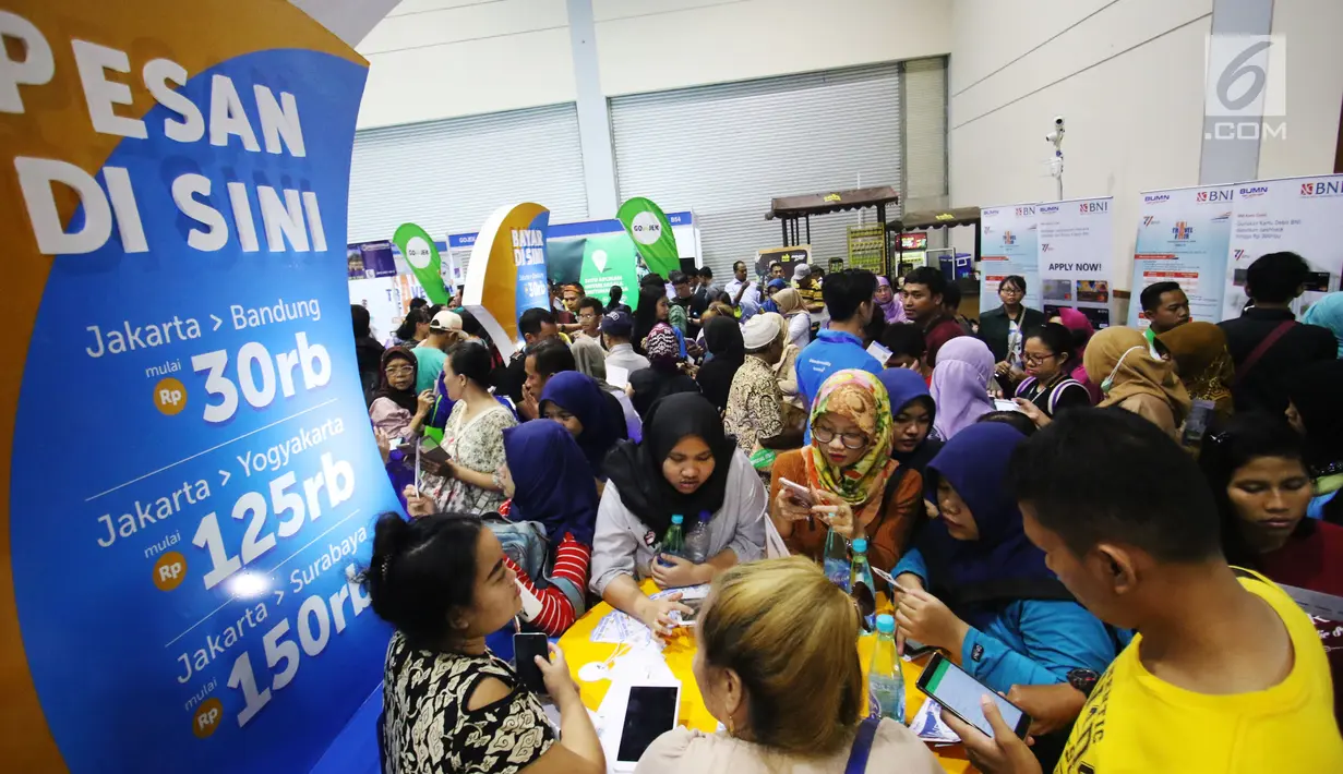Pengunjung memadati acara KAI Travel Fair 2017 di Jakarta Convention Center, Jakarta Pusat, Sabtu (29/7). Dalam acara ini, PT KAI mempersiapkan sebanyak 642.000 tiket kereta api untuk periode tiga bulan ke depan. ( Liputan6.com/Angga Yuniar)
