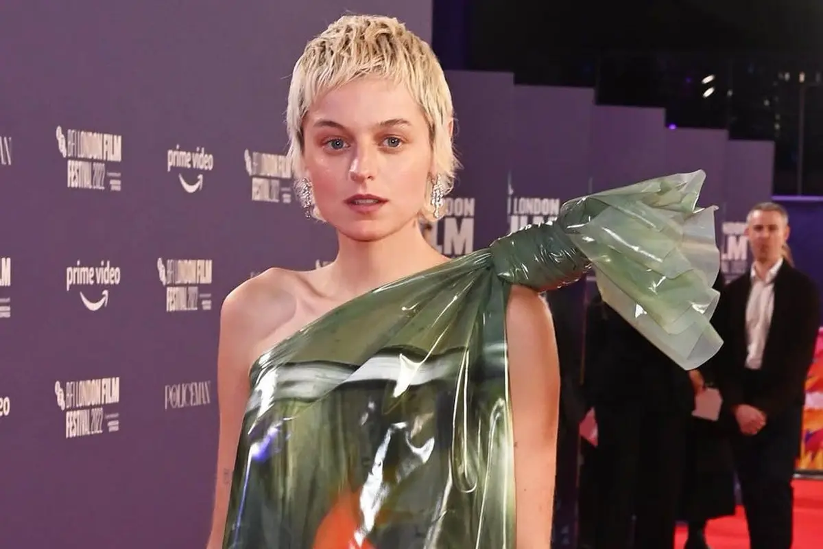 Gaya Nyeleneh Emma Corrin Pakai Gaun Kantong Plastik Berisi Ikan Mas Koki di London Film Festival