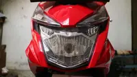 Lampu depan atau headlamp pada skuter matik Honda Beat.