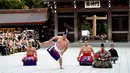 Juara Grand Sumo, Kisenosato melakukan upacara mengentakkan kaki di Kuil Shinto Meiji Shrine, Tokyo, Selasa (9/1). Ritual ini dilakukan dengan mengangkat secara bergantian kaki setinggi mungkin untuk kemudian dientakkan ke tanah. (AP/Shizuo Kambayashi)