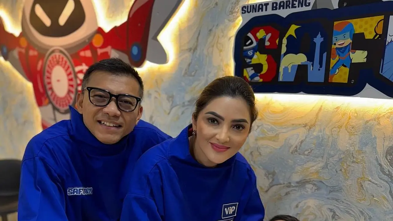 Anang Hermansyah dan Ashanty mendampingi putranya, Arsya sunat. [Foto: Instagram/arsya.hermansyah]