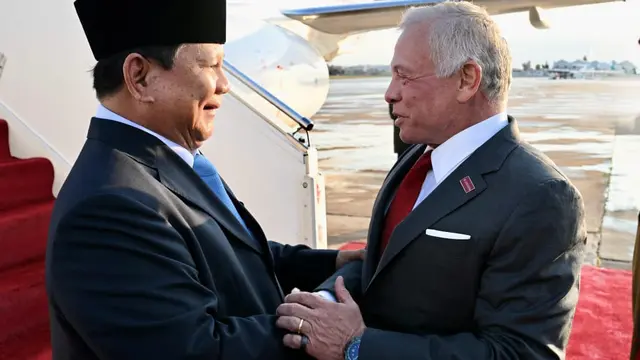 Presiden Prabowo Subianto disambut hangat oleh Raja Yordania Abdullah II bin Al-Hussein di Bandar Udara Militer Marka, Amman.