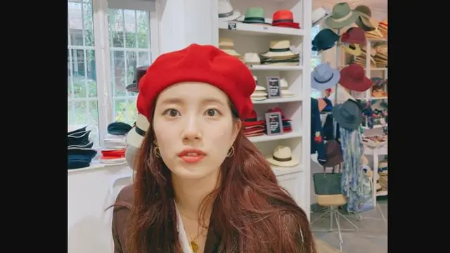 Ragam Gaya Bae Suzy Saat Berpenutup Kepala, dari Hijab Hingga Kupluk