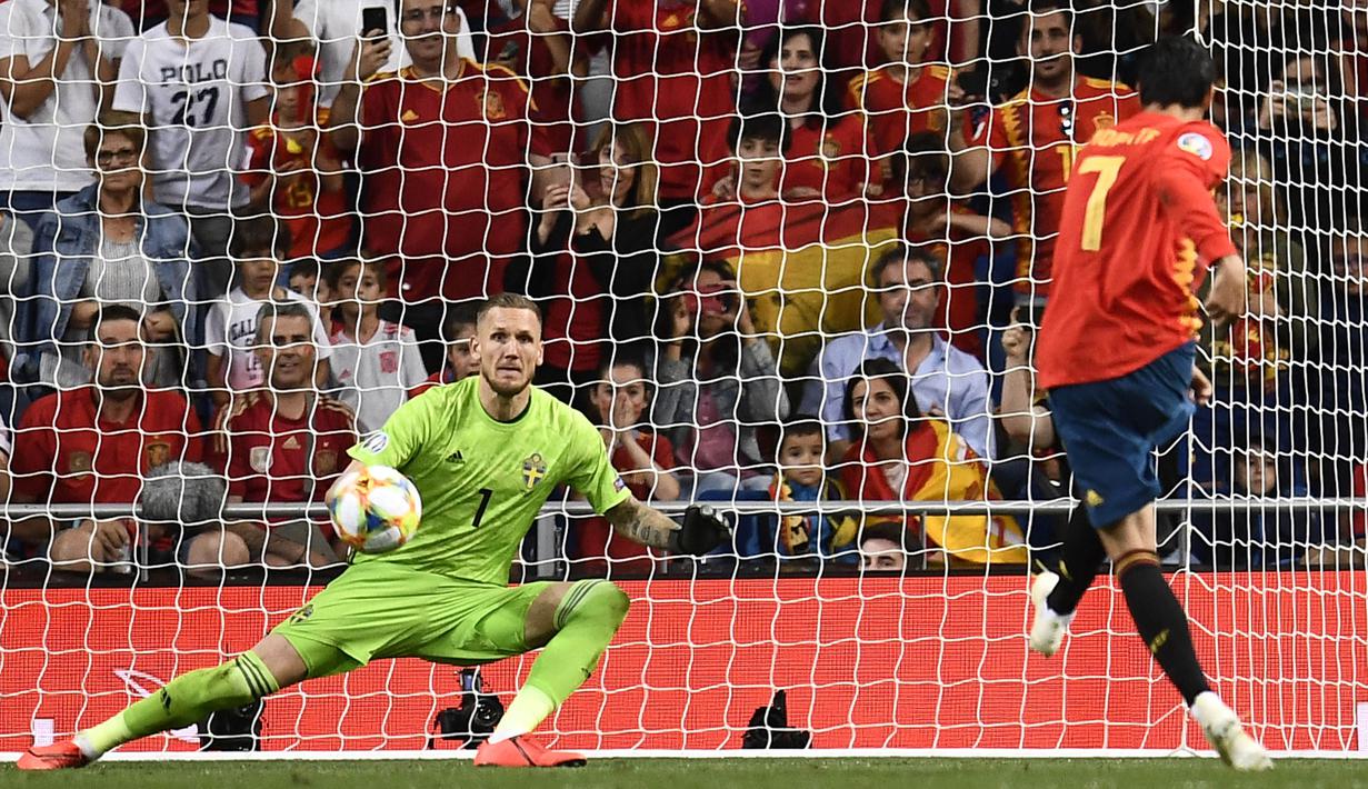 Proses gol penalti yang dicetak striker Spanyol, Alvaro Morata, ke gawang Swedia pada laga Kualifikasi Piala Eropa 2020 di Stadion Santiago Bernabeu, Madrid, Senin (10/6). Spanyol menang 3-0 atas Swedia. (AFP/Oscar Del Pozo)