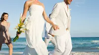 Untuk acara pesta pernikahan di pinggir pantai, pilihlah gaun pengantin yang tepat dan sesuai. Ini panduannya. (Foto: Kokiku Tv)