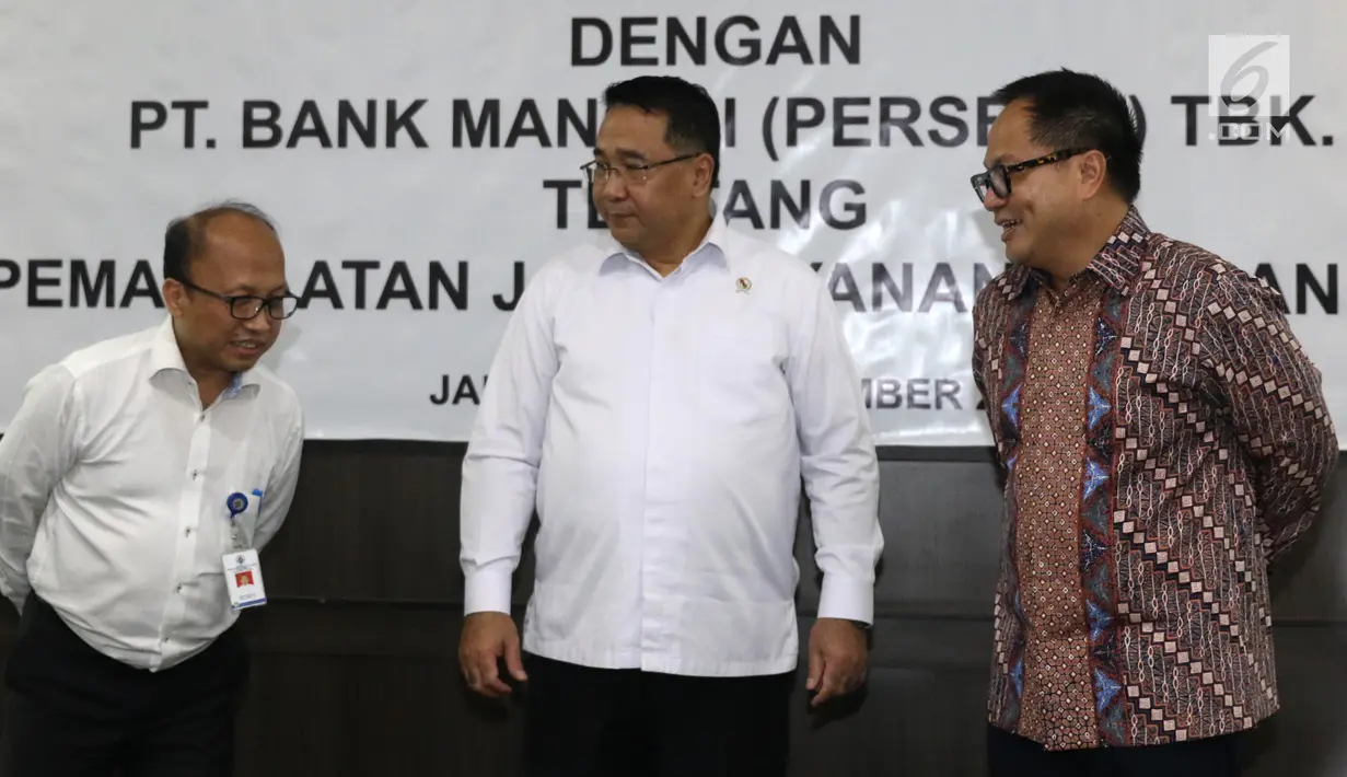 Mendes PDTT Eko Putro Sandjojo (tengah) bersama Dirut Bank Mandiri Kartika Wirjoatmodjo (kanan) dan Sekjen Kemendes PDTT Anwar Sanusi (kiri) saat penandatanganan kerja sama di Kantor Kemendes PDTT, Jakarta, Senin (30/9/2019). (Liputan6.com/Angga Yuniar)