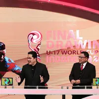 (ki-ka)&nbsp;Presenter, Rendra Soedjono, Ketua Umum PSSI, Erick Thohir, Komentator, M Kusnaeni,&nbsp; dan mantan pemain Timnas Indonesia, Bambang Pamungkas,&nbsp;menjadi pembicara dalam acara&nbsp;Drawing Piala Dunia U-17 2023 di Studio 2 Indosiar, Jakarta, Jumat (15/9/2023). (Bola.com/Bagaskara Lazuardi)