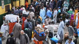 Suasana mudik di Pakistan sangat padat, stasiun kereta api mengalami lonjakan penumpang yang drastis. Tampak dalam foto, orang-orang menunggu kereta penumpang untuk pulang ke kampung halaman untuk Hari Raya Idul Fitri yang akan datang, sekaligus menandai berakhirnya bulan suci Ramadan, di sebuah stasiun kereta api di Karachi, Pakistan, Selasa 17 Maret 2026. (AP Photo/Ali Raza)