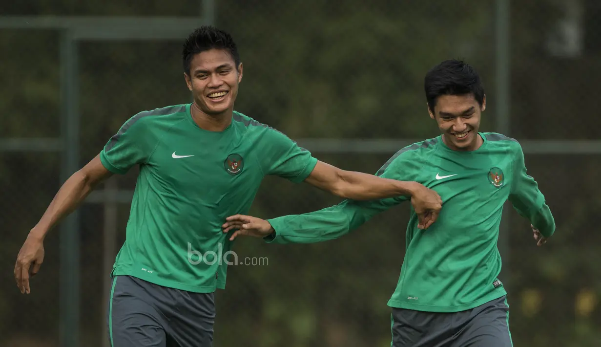 Pemain Timnas Indonesia, Fachrudin Aryanto bercanda dengan Septian David, saat berlatih di Lapangan SPH Karawaci, Banten, Sabtu (10/6/2017). Latihan ini merupakan persiapan jelang laga persahabatan melawan Puerto Rico. (Bola.com/Vitalis Yogi Trisna)