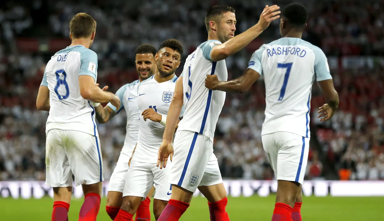 Para pemain Inggris merayakan gol Eric Dier (kiri) saat melawan Slovakia pada laga grup F kualifikasi Piala Dunia 2018 di Wembley stadium, London, (4/9/2017). Inggris menang 2-1. (AP/Frank Augstein)