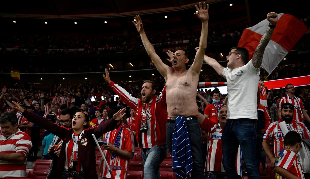 Suporter menjadi elemen penting bagi sebuah klub di mana saja, termasuk di Eropa. Di samping menjadi bagian penting untuk terus mendukung klub kesayangannya, mereka juga mempunyai andil dalam menentukan keputusan-keputusan strategis klub, seperti mendatangkan pemain dalam bursa transfer. Tercatat, ada 6 transfer yang pernah gagal akibat penolakan suporter garis keras klub. Berikut daftar keenam transfer yang gagal tersebut. (AFP/Pierre-Philippe Marcou)