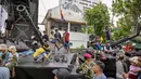Orang-orang berfoto bersama kendaraan militer selama Pameran Marinir Indonesia, yang menandai peringatan Hari Ulang Tahun ke-80 Korps Marinir TNI AL di Surabaya, Jawa Timur pada Minggu 9 November 2025. Beberapa anak antusias menaiki kendaraan tempur milik Korps Marinir TNI AL yang dipamerkan di ruas jalan sekitar kawasan Gedung Negara Grahadi, Surabaya, Jawa Timur. (JUNI KRISWANTO/AFP)