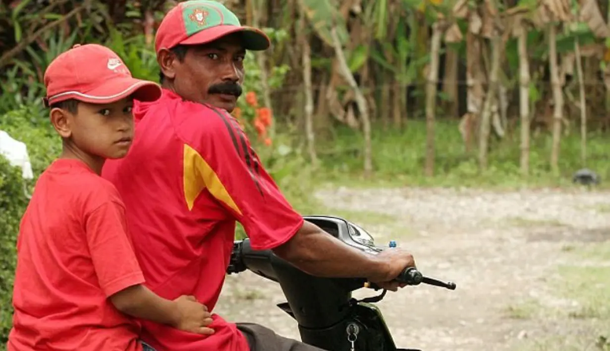 Martunis bersama ayah kandungnya. (Reuters)