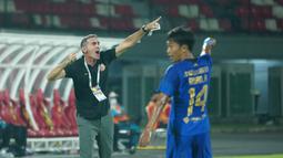 Meski mampu meraih kemenangan, namun sang pelatih Angelo Alessio mengaku masih kecewa dengan permainan anak asuhnya. Pemain Persija tampak keteteran menghadapi gempuran PSIS Semarang. (Dok Persija)