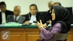 Istri kedua mantan Gubernur Sumut Gatot Pujo Nugroho, Evy Susanti menjadi saksi dalam sidang lanjutan kasus suap tiga hakim dan panitera PTUN dengan terdakwa OC Kaligis di PengadilanTipikor Jakarta, Kamis (1/10/2015). (Liputan6.com/Helmi Fithriansyah)