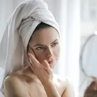 Ilustrasi perempuan dengan kulit wajah sehat karena rutin mencuci wajah menggunakan sabun cuci muka yang tepat. Credits: pexels.com by&nbsp;Andrea Piacquadio