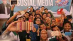 Ketua Umum PKB, Muhaimin Iskandar berpose bersama para peserta pelatihan sosial media kader PKB se-Indonesia di Aston Marina Ancol, Jakarta, Jumat (2/10/2015). Pelatihan tersebut untuk mendekatkan pemimpin dengan rakyat. (Liputan6.com/Faizal Fanani)