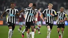 Penyerang Newcastle United, Alexander Isak (depan tengah) berselebrasi setelah mencetak gol ke gawang West Ham United pada pertandingan lanjutan Liga Inggris di Stadion London, di London, Kamis, 6 April 2023. (AFP/Justin Tallis)