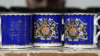 Mug produksi Royal Collection Trust untuk penobatan Raja Charles III. (Dok: AFP)