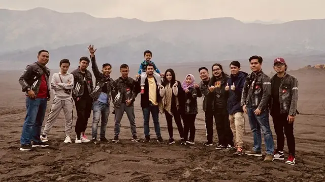 6 Potret Liburan Raffi Ahmad dan Nagita Slavina di Bromo, Romantis Banget