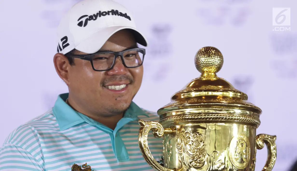 Pegolf Thailand, Panuphol Pittayarat berpose usai menjadi kampiun piala Golf Indonesia Open 2017 di Pondok Indah Golf Course, Jakarta, Minggu (29/10). Indonesia Open 2017 merupakan turnamen seri Asian Tour. (Liputan6.com/Helmi Fithriansyah)