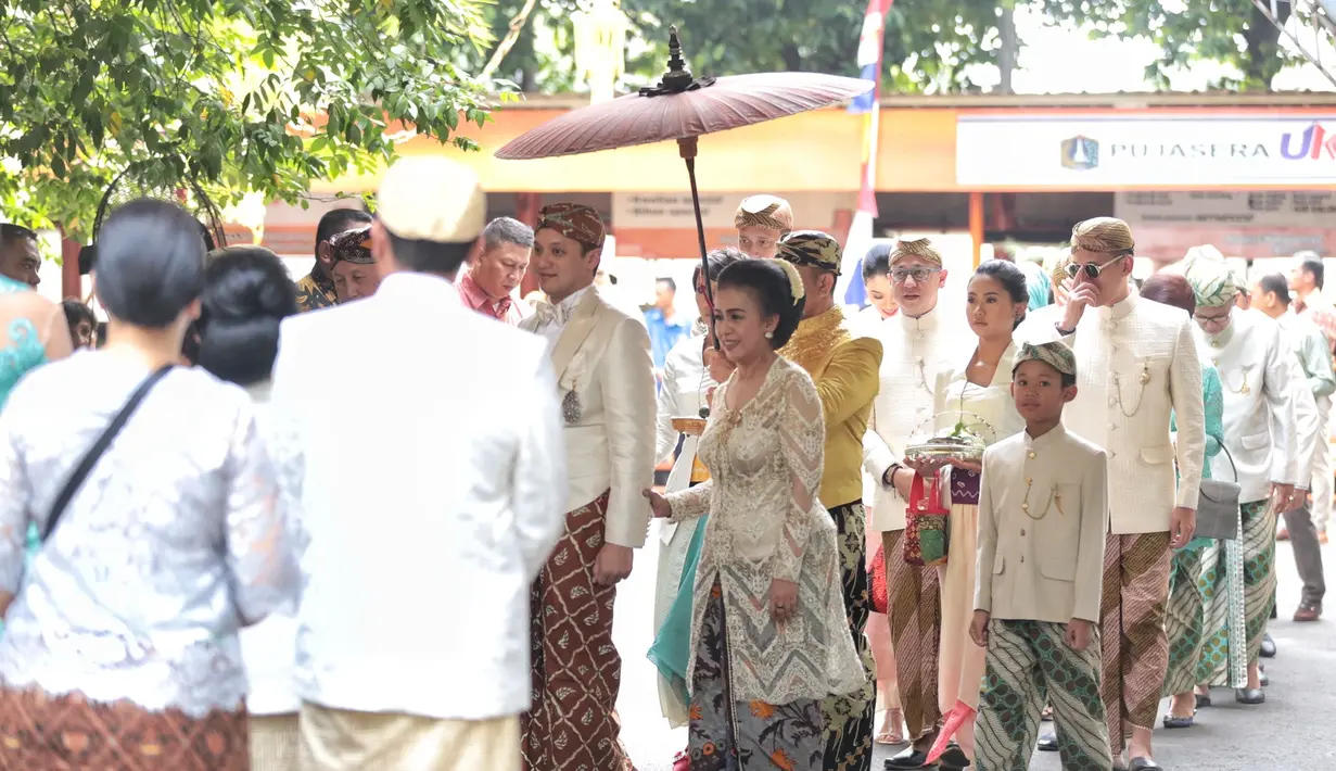 Akad nikah Moreno Suprapto dan Noorani Sukardi dihadiri mantan wakil presiden Republik Indonesia Budiono beserta istri, Herawati. Moreno merupakan Anggota DPR dan pembalap nasional, sedangkan sang istri merupakan pekerja seni. (Adrian Putra/Bintang.com)