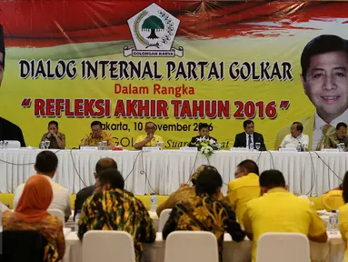 Suasana Dialog Internal Partai Golkar di DPP Partai Golkar, Jakarta, Kamis (10/11). Partai Golkar memastikan tetap mendukung kebijakan Pemerintahan Jokowi dan tetap mendukung Ahok di Pilkada DKI Jakarta. (Liputan6.com/Johan Tallo)