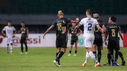 Pemain Bhayangkara FC, Crislan Henrique (tengah kiri) bersitegang dengan pemain Persib Bandung, Nick Kuipers setelah jerseynya robek saat laga lanjutan BRI Liga 1 2023/2024 antara Bhayangkara FC melawan Persib Bandung di Stadion Patriot Candabhaga, Bekasi, Sabtu (23/09/2023). (Bola.com/Bagaskara Lazuardi)