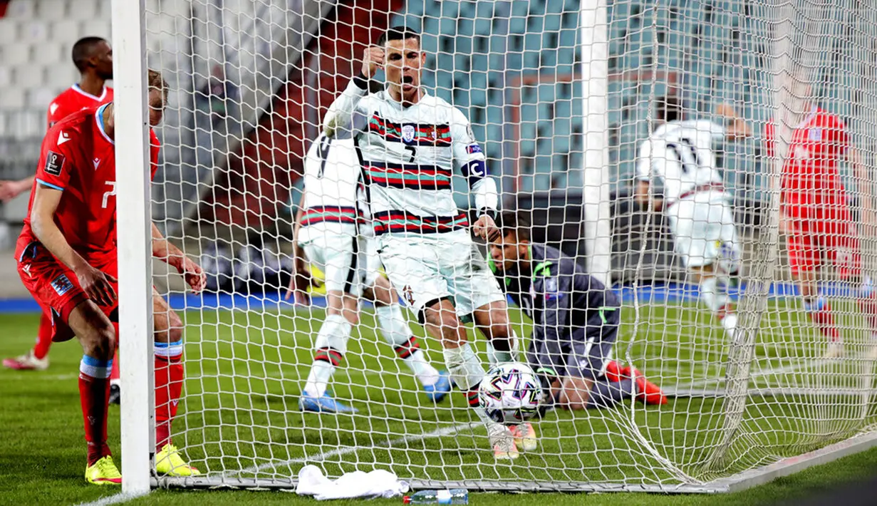Ekspresi pemain Portugal Cristiano Ronaldo (tengah) saat rekan setimnya Joao Palhinha (kedua kanan) mencetak gol ke gawang Luksemburg pada pertandingan Grup A kualifikasi Piala Dunia 2022 di Stadion Josy Barthel, Luksemburg, Selasa (30/3/2021). Portugal menang 3-1. (AP Photo/Olivier Matthys)