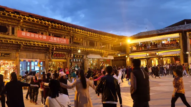 Penduduk lokal di Shangrila berkumpul sambil menyetel lagu-lagu Tibet dan berjoget mengelilingi alun-alun kota. (Dok. Dewi Choiriyah)
