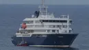 Menurut rencana, tiga orang tersebut akan diterbangkan ke Belanda untuk mendapatkan perawatan medis lanjutan. Tampak dalam foto, kapal pesiar MV Hondius berlabuh di perairan sekitar pelabuhan Praia, Tanjung Verde, Rabu 6 Mei 2026. (AP Photo/Misper Apawu)